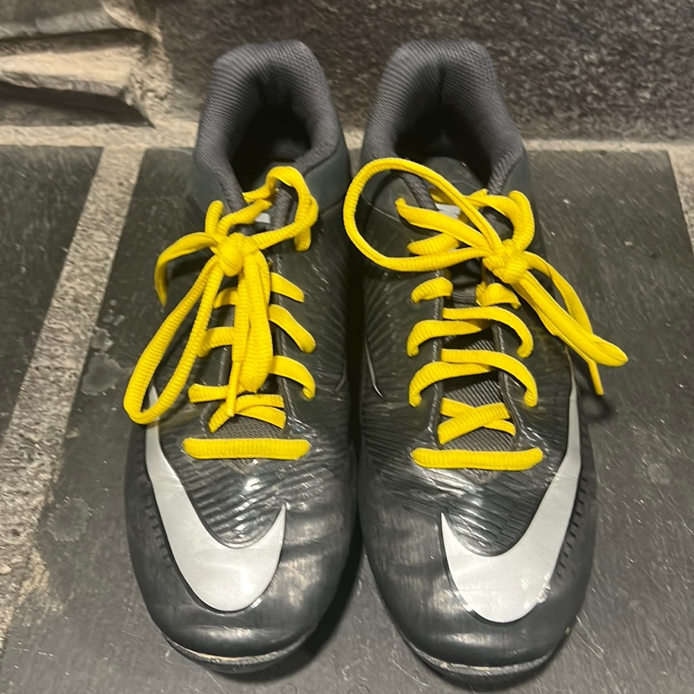 Nike VPR football cleats size 6Y only worn one season